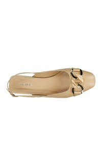 Scarpa slingback beige con punta quadrata, caratterizzata da un accentuato cordone in oro e beige. Realizzata in pelle liscia con una leggera lucentezza.