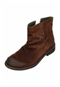 Braune Wildleder-Ankle Boots mit sanften Falten, abgerundetem Zehenbereich und niedrigem, gestapeltem Absatz, leicht abgenutzte Textur im Zehenbereich.