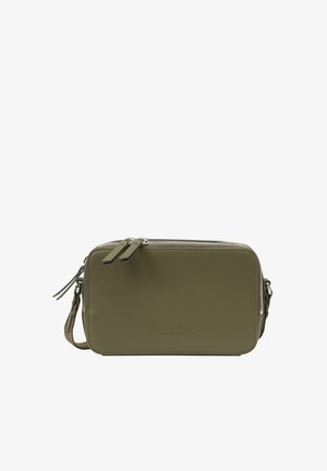 Olivgrüne Leder-Umhängetasche mit silbernen Reißverschlüssen, rechteckiger Form, verstellbarem Tragegurt und geprägtem Logo-Detail auf der Vorderseite.