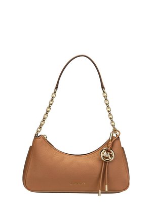 Borsa a mano in pelle marrone con tracolla a catena dorata e ciondolo logo circolare in oro appeso al lato.