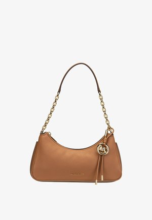 Braune Lederhandtasche mit goldenem Kettengurt und rundem goldfarbenem Logoanhänger an der Seite.