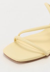 Call it Spring KIIRA - Sandali - light yellow
