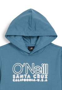 Blå hettegenser med "O'Neill Santa Cruz California U.S.A" brodert i hvitt på brystet, viser hetten og øvre del av fronten.