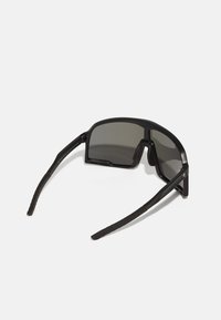 Schwarze Sonnenbrille mit übergroßen, rechteckigen, dunklen Gläsern und strukturierten schwarzen Bügeln, ausgestattet mit einem minimalistischen Rahmen-Design.