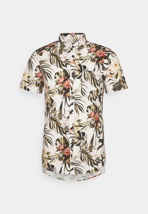 Chemise à manches courtes boutonnée avec un fond blanc et un imprimé floral tropical dans des tons verts, marron, rose et orange.