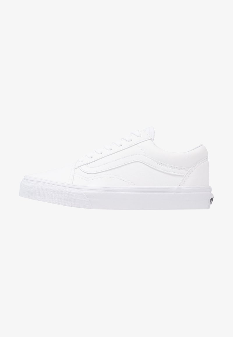 Witte canvas sneakers met een platte rubberen zool, ronde neus en een klassiek vetersluiting ontwerp. Bevat zijnaden en minimaal merklabel.
