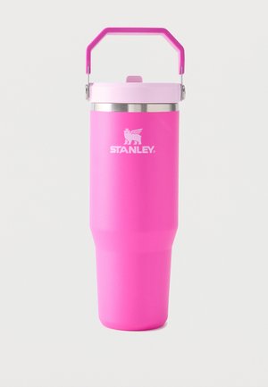 Φωτεινό ροζ μπουκάλι Stanley με μόνωση, διαθέτει λαβή μεταφοράς και λογότυπο, σχεδιασμένο για φορητά ζεστά ή κρύα ποτά.