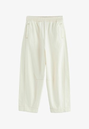 Off-white, väljävät housut, joissa on joustava vyötärönauha, sivuhalkiolliset taskut ja näkyvät ompelusaumat lahkeissa ja helmassa.