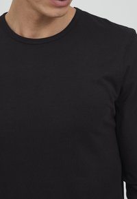 11 Project PRBledion - Topper langermet - black