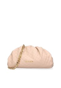 Clutch bag in pelle trapuntata beige chiaro con superficie testurizzata, dotata di una tracolla in catena dorata e logo impresso.