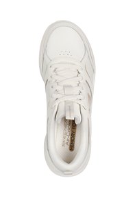 Zapatilla deportiva blanca con parte superior de cuero liso, punta redondeada y sistema de cordones. Cuenta con una plantilla de espuma con memoria y un logo sutil en el lateral.