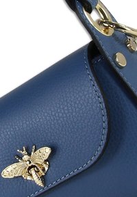 Sac à main en similicuir bleu à surface texturée, avec un emblème d'abeille doré et un accent en métal doré sur la sangle.