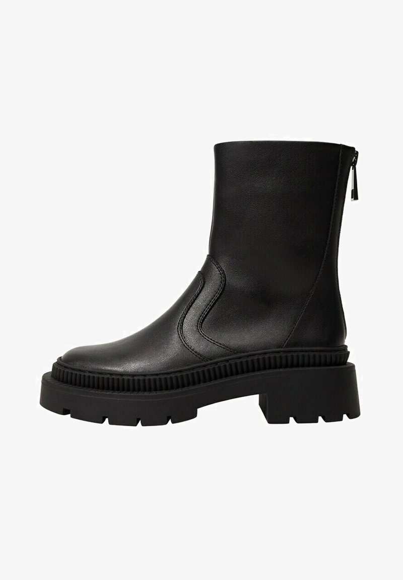 Botte en cuir noire mi-mollet avec semelle épaisse à relief, bout arrondi, fermeture éclair latérale et détails de couture subtils.