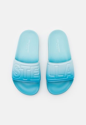 Infradito sintetici blu con logo "STELLA" in rilievo sulla fascetta e suole interne lisce. Design piatto per una facile indossabilità.