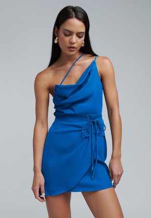 Abito senza maniche blu realizzato in tessuto morbido, con scollatura drappeggiata, design avvolgente e cinturino regolabile in vita per una vestibilità perfetta.