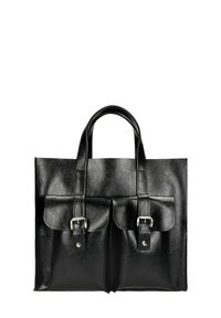Černá kožená kabelka typu tote s klopami na dvou kapsách, každá se dvěma sponami, a dvěma uchy na bílém pozadí.