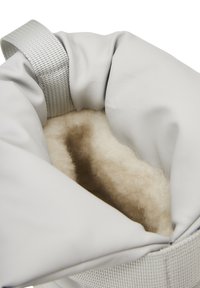 Siva kožna torba s mekim bež unutrašnjim premazom, sa skupljenim vrhom i teksturiranom sivom trakom. Unutrašnji oblog izgleda plišano i krzneno.