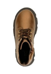 Bruine leren enkelboot met een gestructureerde afwerking, gouden oogjes, zwarte veters en een ronde neus. Gestructureerde zool met een diepe profielpatroon.