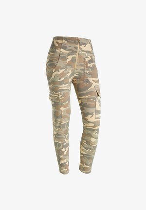 Pantalones cargo de camuflaje en tonos de verde y beige, con un talle alto, cremallera en la bragueta, bolsillos laterales y un diseño de pierna ajustada.