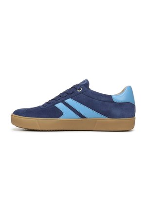Scarpa da ginnastica in camoscio blu con accenti azzurri e due strisce diagonali. Suola in gomma e lacci. Punta arrotondata e tallone imbottito per il massimo comfort.