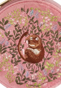 Borsa di cotone rotonda con sfondo rosa, caratterizzata da un animale ricamato marrone circondato da motivi floreali verdi e blu. Chiusura in metallo dorato.