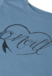 Camiseta de color azul claro con un gráfico en forma de corazón. El diseño presenta el texto "O'Neill" en una fuente estilizada con acentos multicolores.