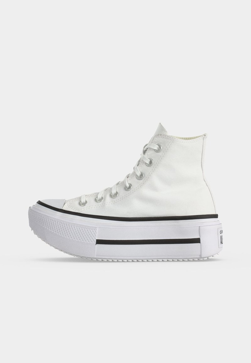 Sneaker bianca alta con suola platform spessa, occhielli in metallo, lacci bianchi e dettagli a righe nere. Nessun elemento visibile sullo sfondo.