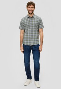 s.Oliver REGULAR KURZARM MIT AUFGESETZTER TASCHE - Overhemd - tannengrün