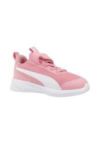 Zapatilla atlética rosa con parte superior de malla, acentos blancos, suela texturizada y una etiqueta de tiro. Presenta cordones y un logo de Puma en la lengüeta.