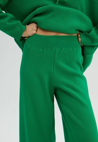 Touché Privé SWEATSHIRT TROUSERS KNITTING SET - Sportinis megztinis - green