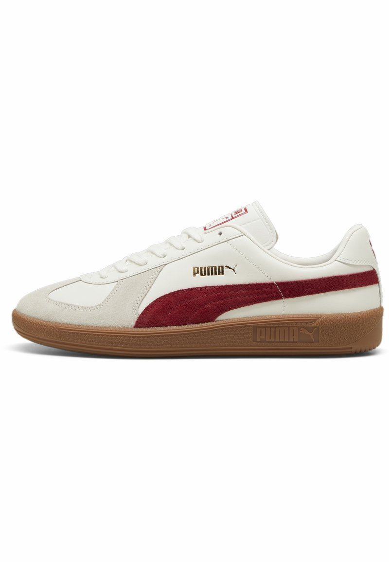 Hvite lær sneakers med en burgunder semsket stripe, beige gummisåle og gull logo-detaljer på siden og tungen.