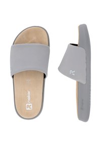Des sandales glissantes grises avec un dessus lisse et une doublure intérieure douce de couleur tan contrastante. Elles présentent un logo en relief et une semelle texturée pour une meilleure adhérence.