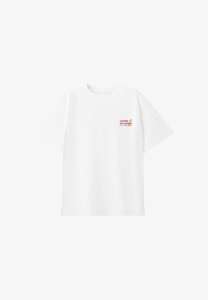Weißes T-Shirt mit kurzen Ärmeln, kleinem roten Text "LOVING OR HATING" und einer gelben Chiligrafik auf der oberen linken Brust.