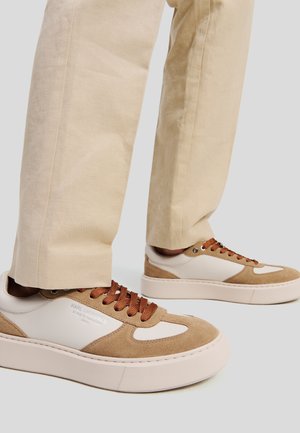 Trainers - off white
