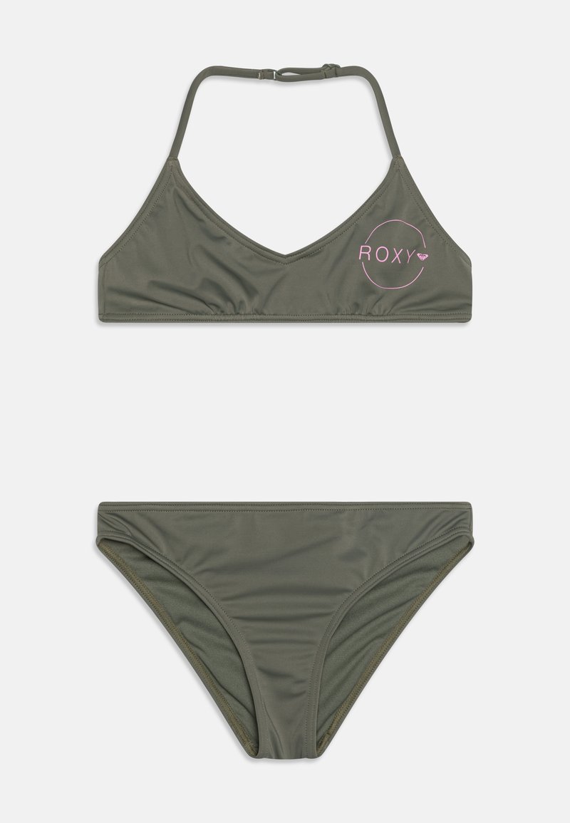 Olivgrön bikiniuppsättning med triangeltopp med justerbara axelremmar och logobroderi, matchad med lågt skurna bottoms.