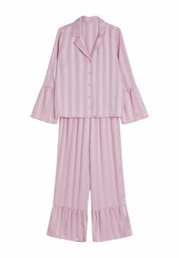 Różowy satynowy komplet piżam z pionowymi paskami, zapinana na guziki koszula z długimi falbaniastymi rękawami oraz spodnie z falbaniastym dołem.