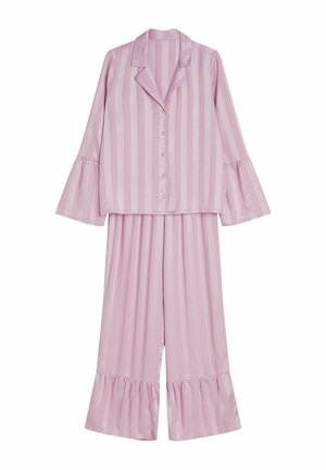 Różowy satynowy komplet piżam z pionowymi paskami, zapinana na guziki koszula z długimi falbaniastymi rękawami oraz spodnie z falbaniastym dołem.