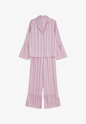 Różowy satynowy komplet piżam z pionowymi paskami, zapinana na guziki koszula z długimi falbaniastymi rękawami oraz spodnie z falbaniastym dołem.