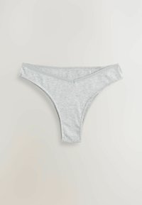 Svijetlosivi rebrasti thong napravljen od mekanog materijala, s niskim strukom i minimalnim prekrivanjem stražnjeg dijela, s uskim elastičnim rubovima.