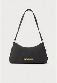 Fekete műbőr válltáska ívelt formával, aranyszínű logóval és állítható pánttal. Cipzáras záródással és oldalsó díszítésekkel rendelkezik.