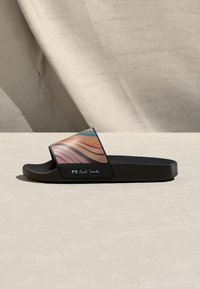 Μαύρο σανδάλι με λουράκι με πολύχρωμες κυματιστές ρίγες και το λογότυπο "PS Paul Smith" στο πλάι, σε φωτεινό φόντο.