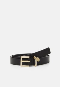Cintura in pelle nera con una texture liscia, dotata di una fibbia rettangolare color oro e un'etichetta decorativa in metallo.