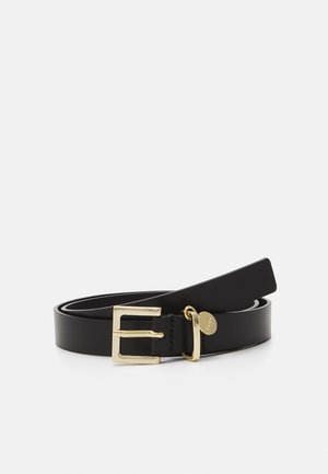 Cinto de couro preto com textura suave, apresentando uma fivela retangular em tom dourado e uma etiqueta decorativa de metal.
