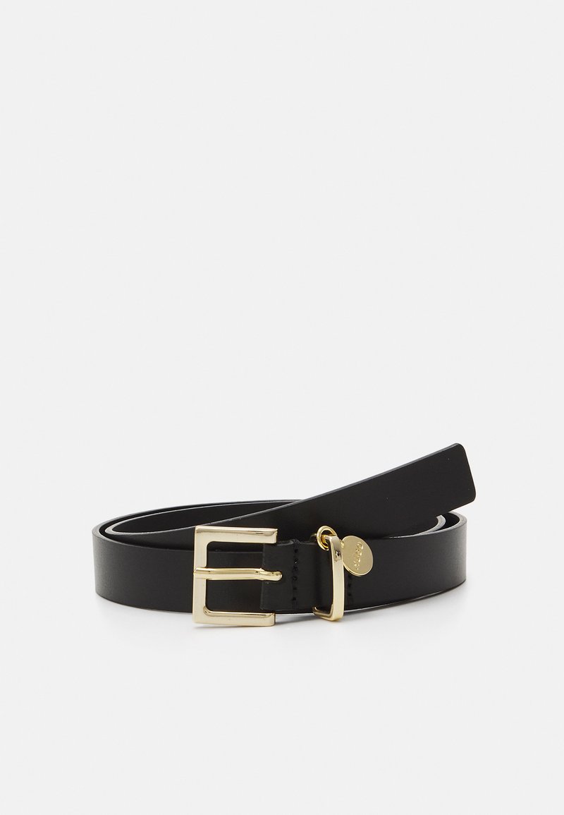 Cintura in pelle nera con una texture liscia, dotata di una fibbia rettangolare color oro e un'etichetta decorativa in metallo.