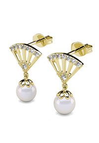 Boucles d'oreilles en or au design en forme d'éventail, ornées de strass transparents et comportant une goutte de perle blanche en bas.