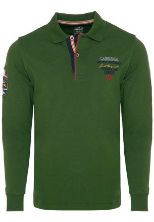 Groene lange mouwen polo shirt met een kraag. Bevat rode en marineblauwe accenten op de sluiting, borduursel op de borst en een patch op de mouw.