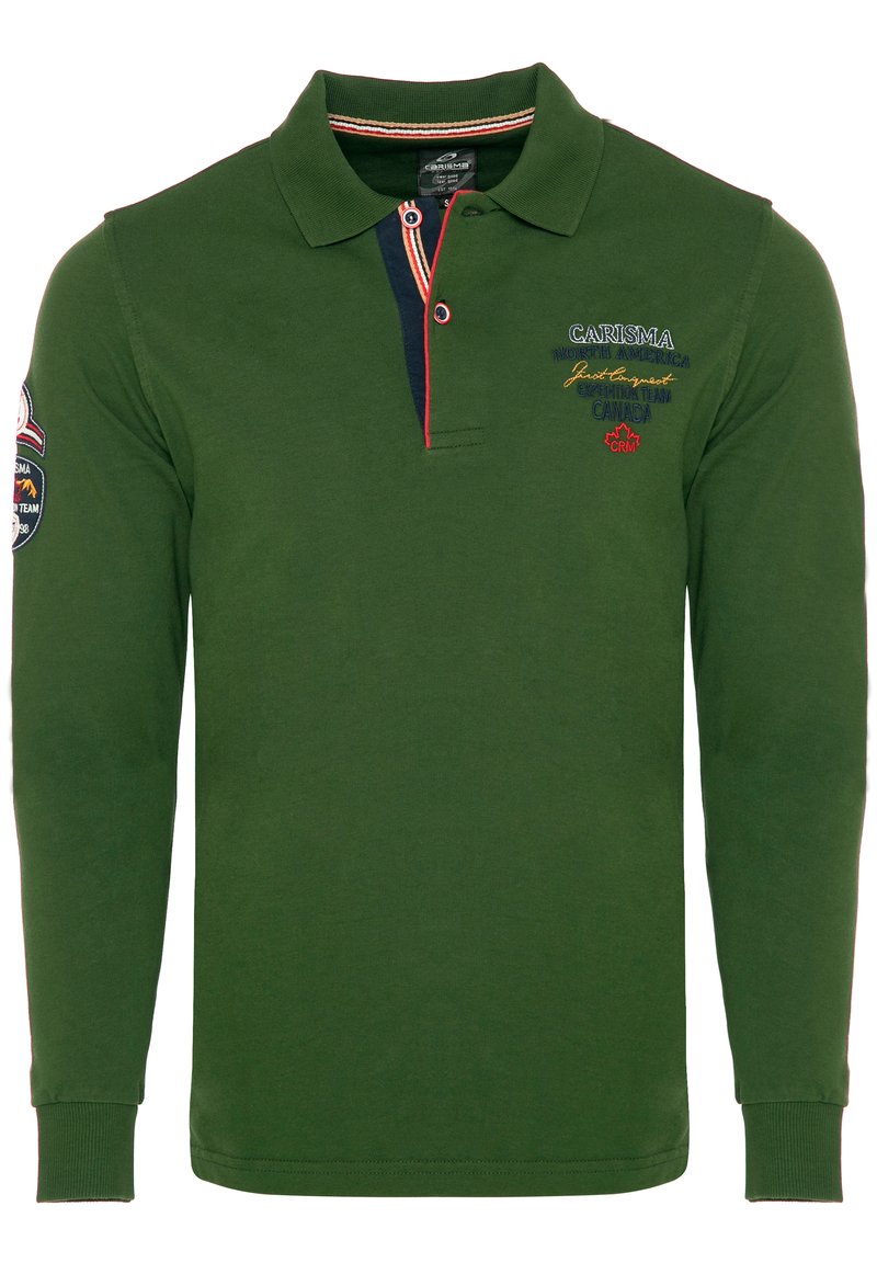 Grøn langærmet polo-shirt med krave. Har røde og marineblå accenter på knapstolpen, broderi på brystet og et patch på ærmet.