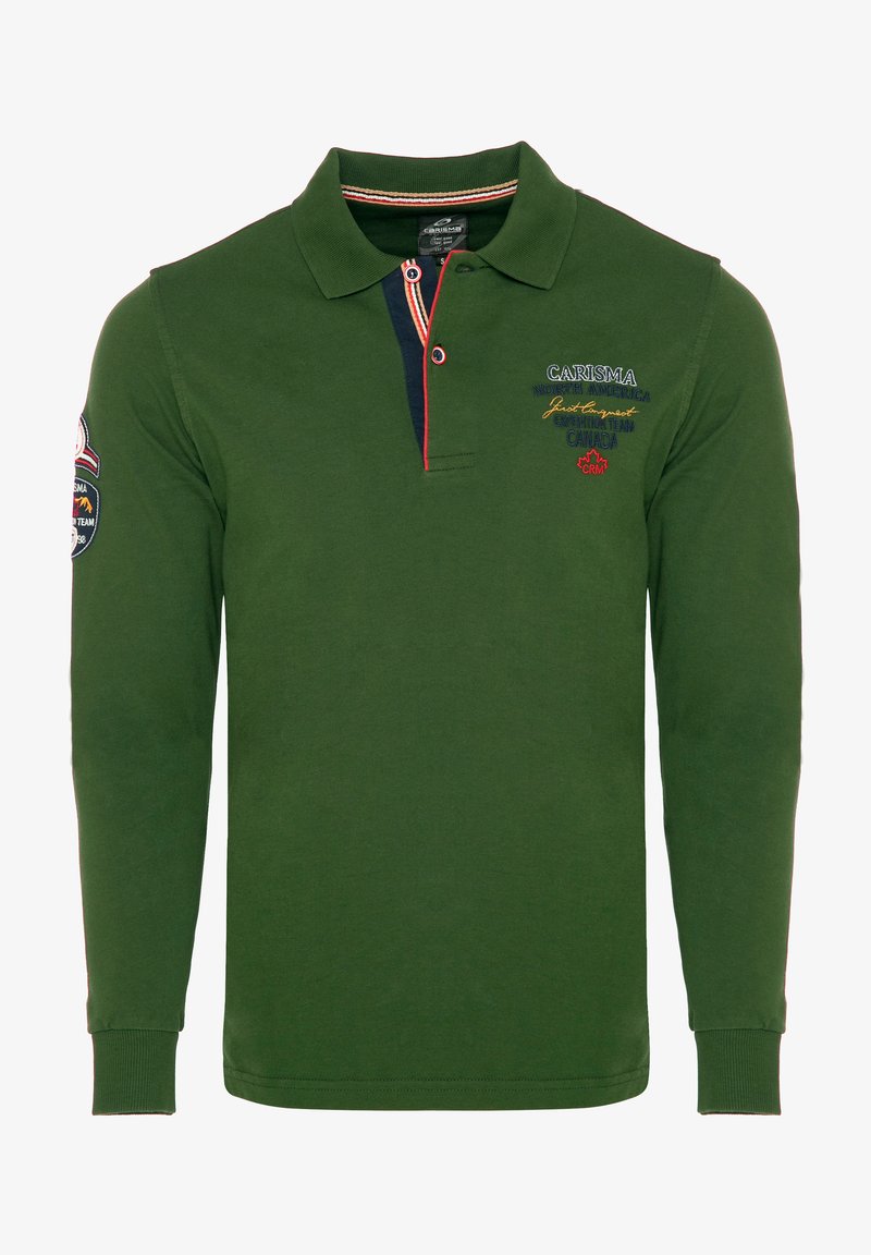 Grøn langærmet polo-shirt med krave. Har røde og marineblå accenter på knapstolpen, broderi på brystet og et patch på ærmet.