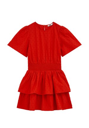 Czerwona sukienka z krótkim rękawem, okrągłym dekoltem, marszczonym pasem, subtelnym wzorem w kropki i wielowarstwową falbaną na spódnicy.