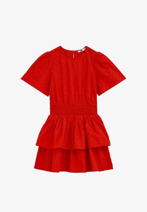 Robe rouge à manches courtes avec encolure ronde, taille froncée, motif subtil à pois et jupe à volants superposés.